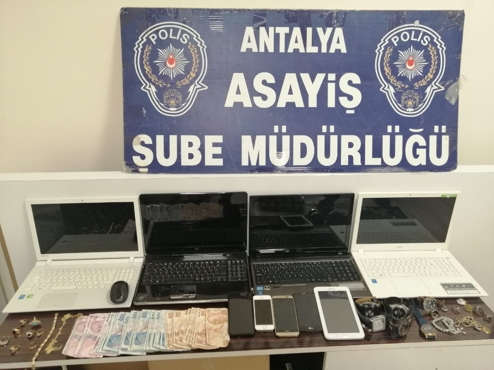 Antalya’da kapı göbeklerini kırıp 11 evi soyan hırsızlar yakalandı 