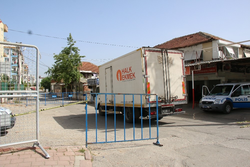Antalya’da karantinadaki mahallelere ekmek dağıtıldı 
