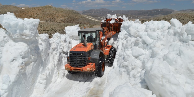 Antalya'da karla kapanan yollar açılıyor