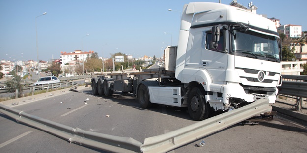 Antalya’da kaza! Tır sürücüsü yaralandı