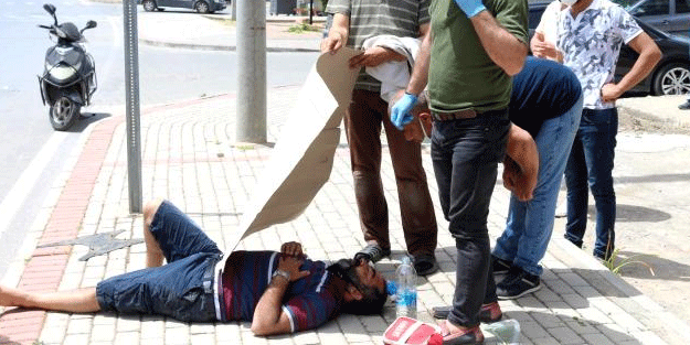 Kaza yapan sürücüyü kavurucu sıcaktan kartonla korudular