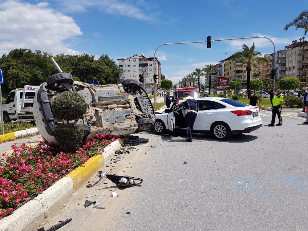 Antalya’da kazaya karışan otomobil yerden havalanıp takla attı: 3 yaralı 