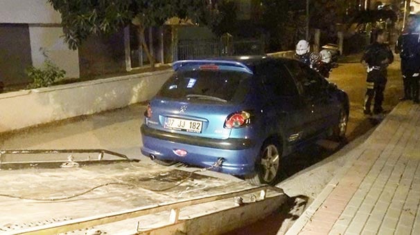 Antalya'da kız arkadaşını otomobilde bırakıp kaçtı