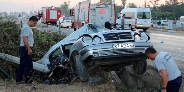 Antalya'da köpeğe çarpmamak isteyen sürücü hayatını kaybetti