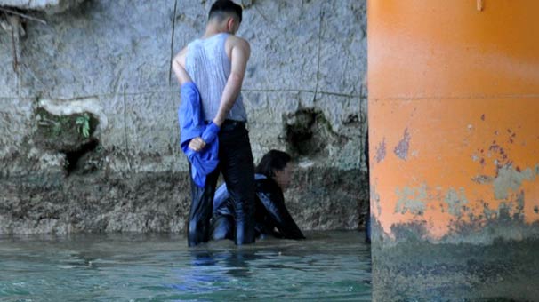 Antalya'da köprüden atlayan kızı, bot işletmecisi kurtardı