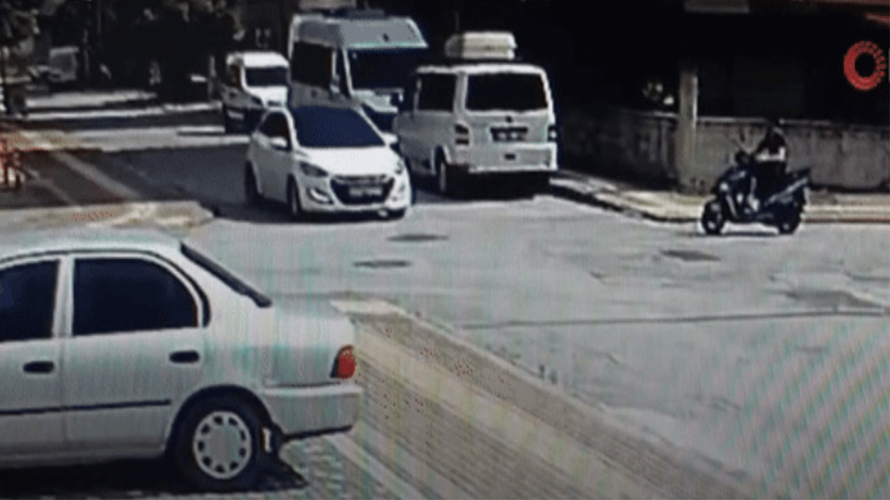 Antalya'da korkunç kaza! Motosiklet sürücüsü böyle takla attı!