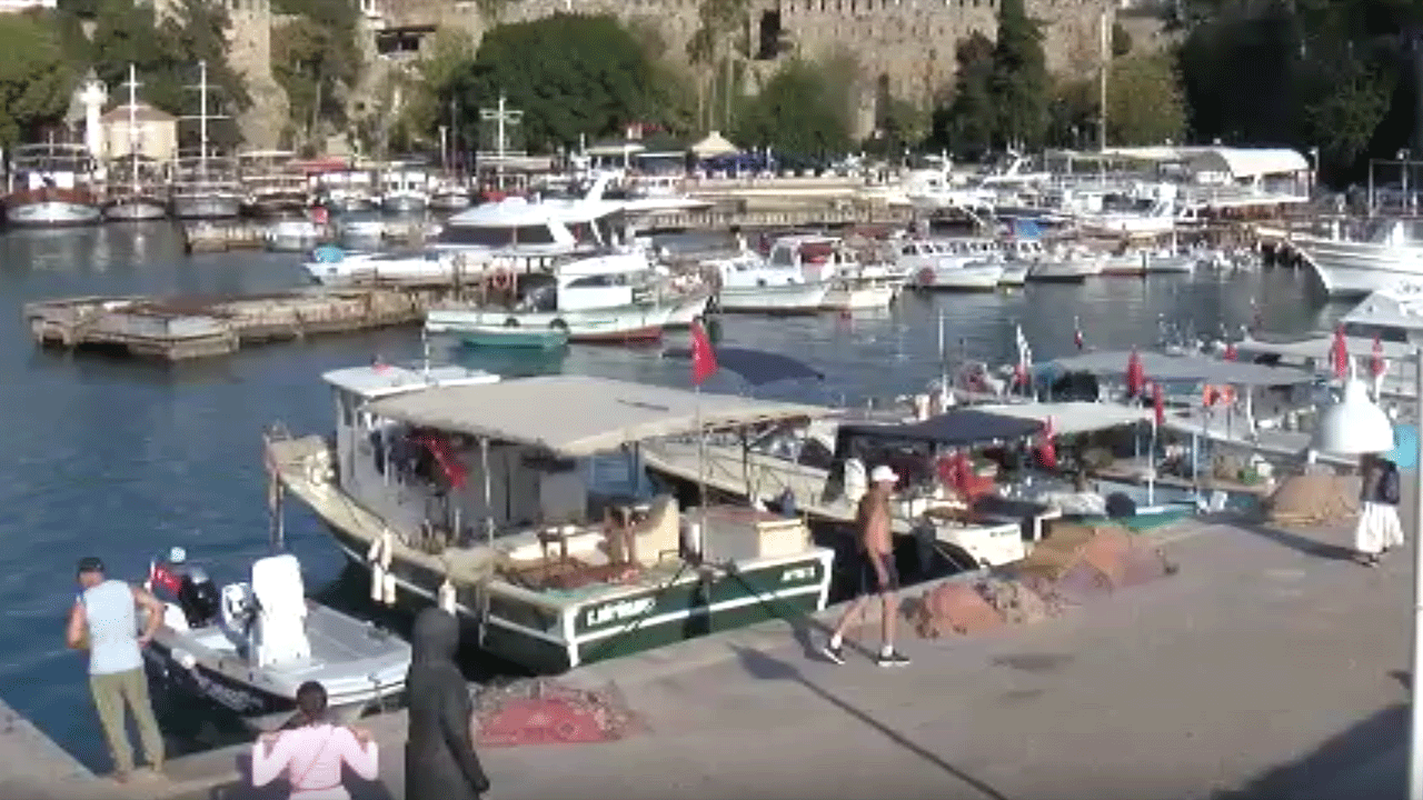 Antalya'da korkutan gelişme! Yat Limanı İskelesi 15 derece eğildi!