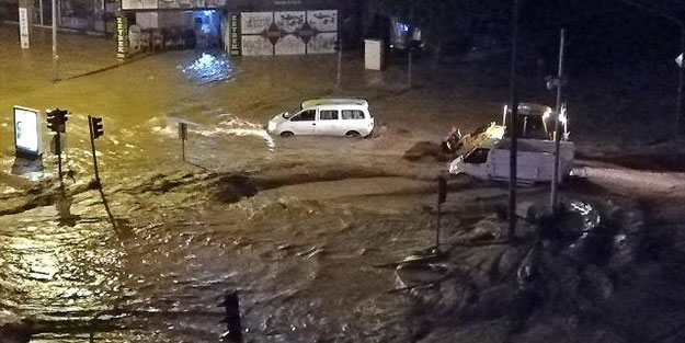 Antalya'da kuvvetli yağış sele neden oldu