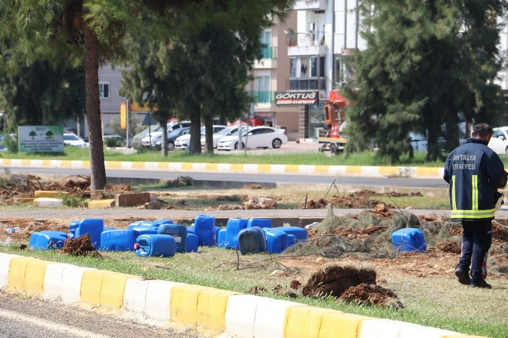 Antalya’da LPG tankeri 7,5 saattir yanıyor 