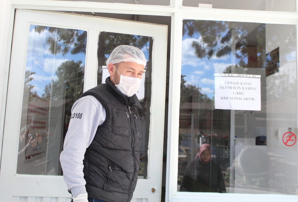 Antalya’da mezarlıklarda korona virüs sessizliği 