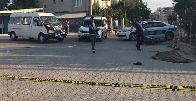 Antalya'da minibüs ile motosiklet çarpıştı: 1 kişi öldü, 1 kişi yaralandı