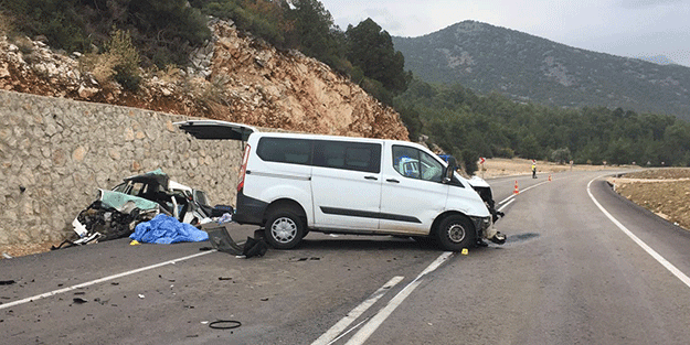 Antalya'da minibüs ile otomobil çarpıştı
