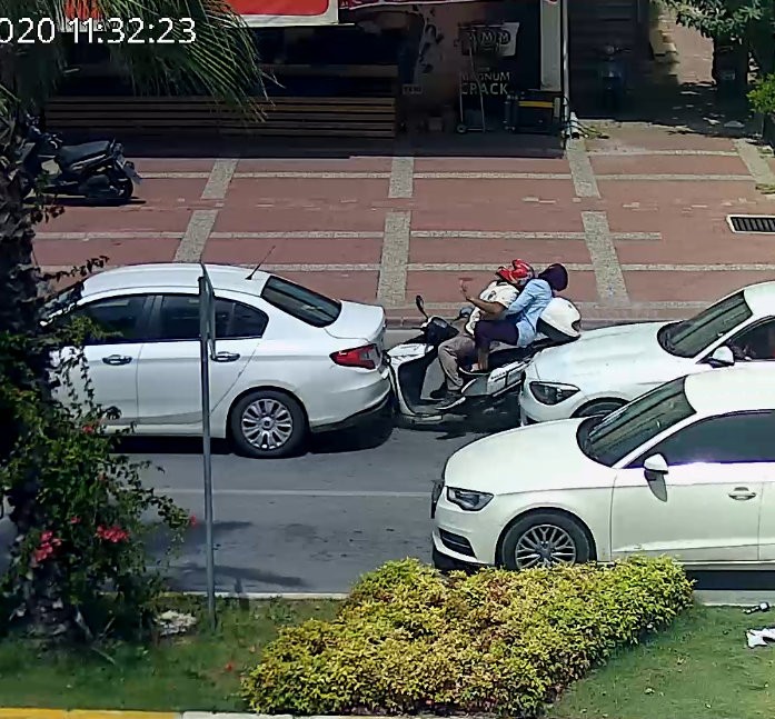 Antalya’da motosiklet iki otomobilin arasında kaldı: 2 yaralı 