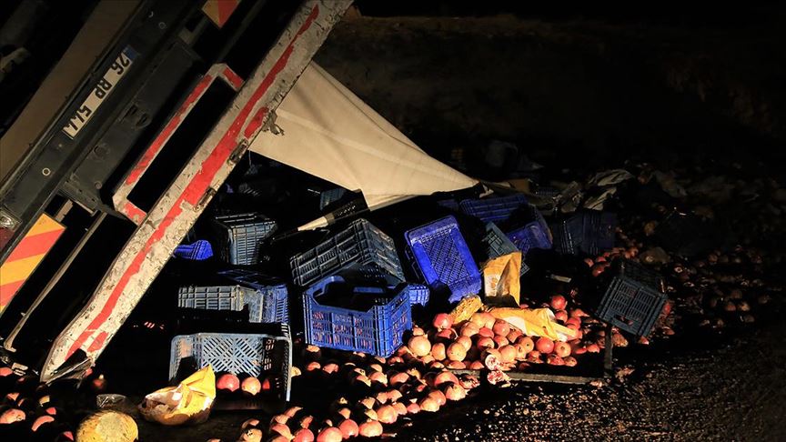 Antalya'da nar yüklü kamyon devrildi: 3 kişi hayatını kaybetti