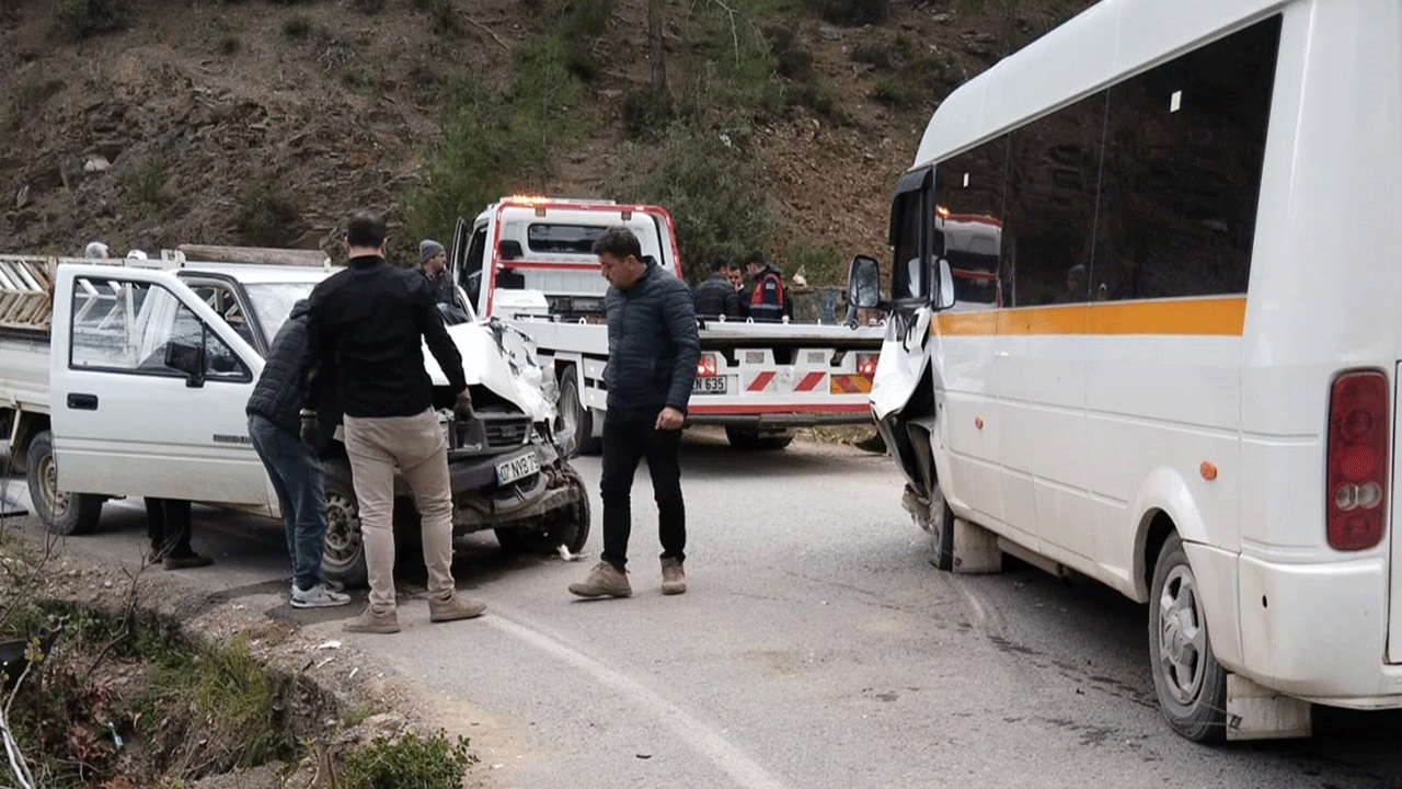 Antalya'da öğrenciler ölümden döndü: Öğrenci servisi kamyonet ile çarpıştı!