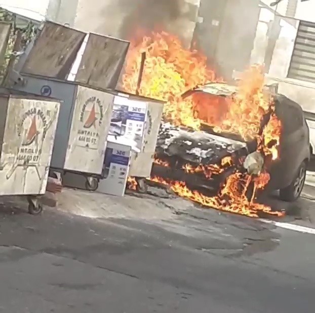 Antalya’da otomobil cayır cayır yandı 