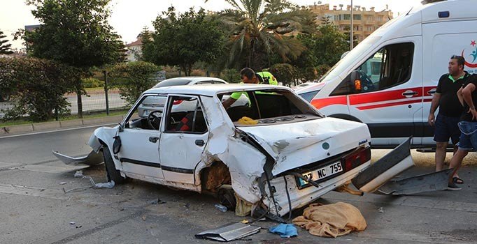 Antalya'da otomobil devrildi: 4 kişi yaralı