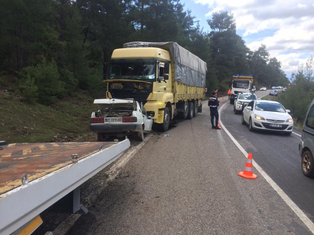 Antalya’da otomobil ve kamyonet çarpıştı: 3 yaralı 