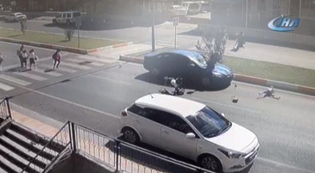 Antalya'da otomobil yayalara çarptı, yaralılar var