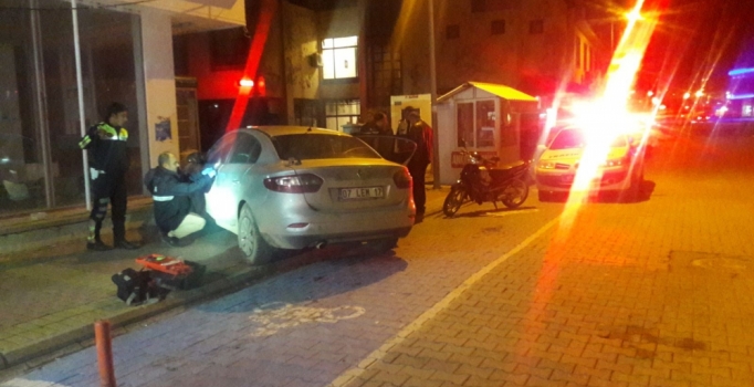 Antalya'da otomobiliyle önce polis aracına sonra duvara çarpıp kaçtı