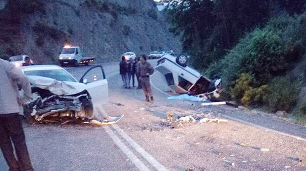 Antalya'da otomobiller kafa kafaya çarpıştı
