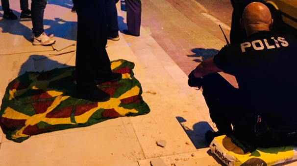 Antalya'da polis önce ayaklarının altında yırtmaya çalıştı, sonra yaktı!