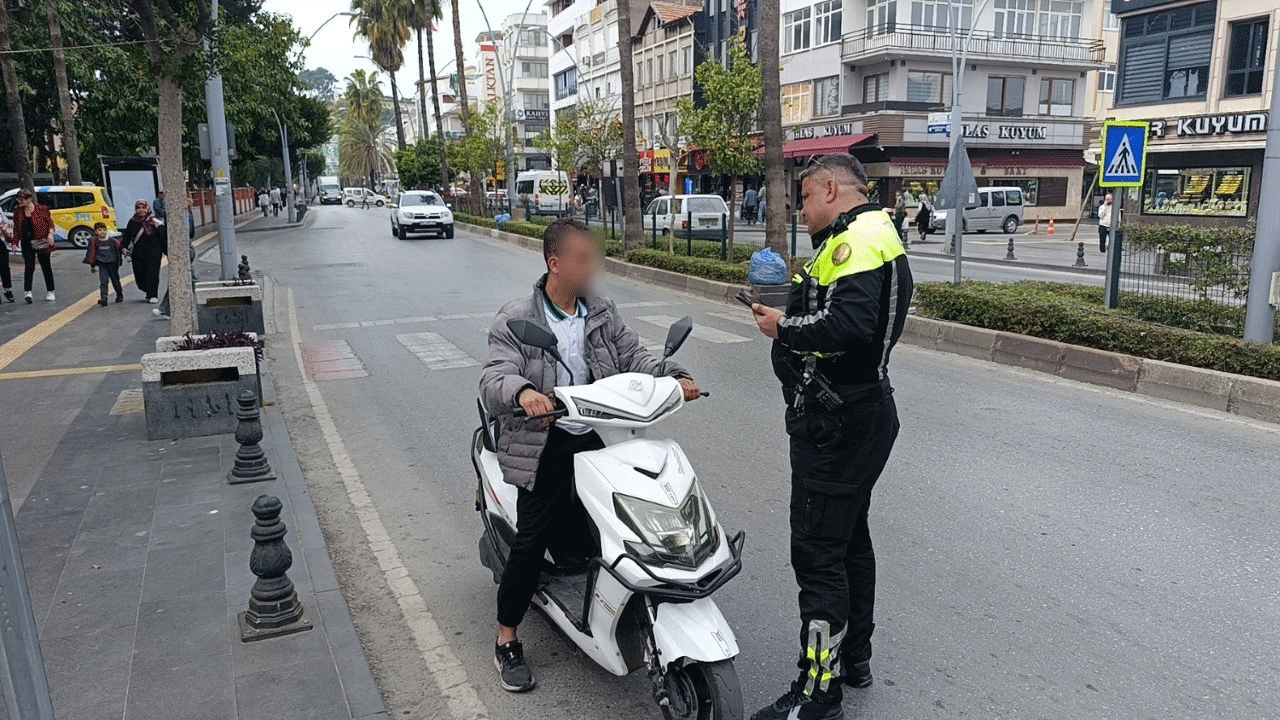 Antalya'da polislere yakalanınca nasıl kıvıracağını şaşırdı!