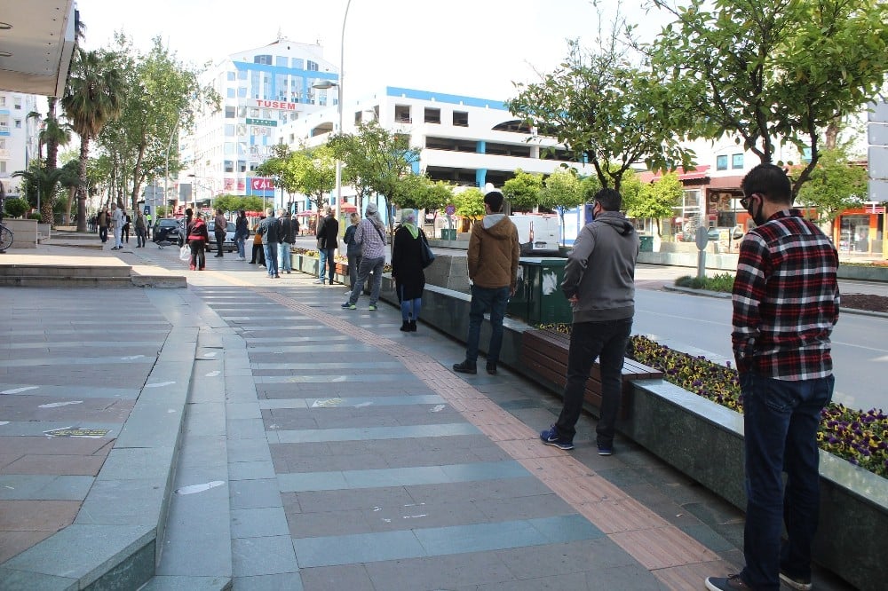 Antalya’da PTT önündeki örnek sosyal mesafeli yoğunluk 