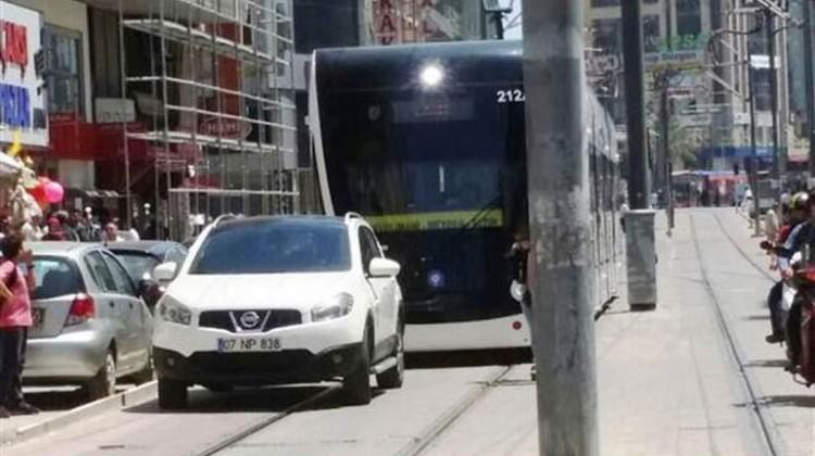 Antalya’da rayların üzerine park etti, tramvay seferi durdu