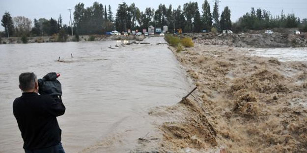 Antalya'da sağanak hayatı olumsuz etkiledi