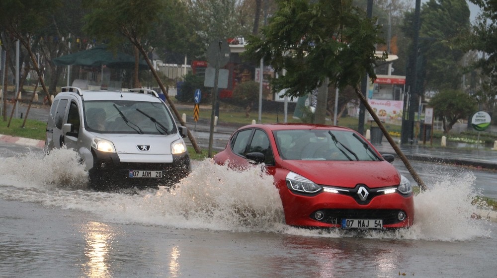 Antalya’da sağanak ve fırtına 