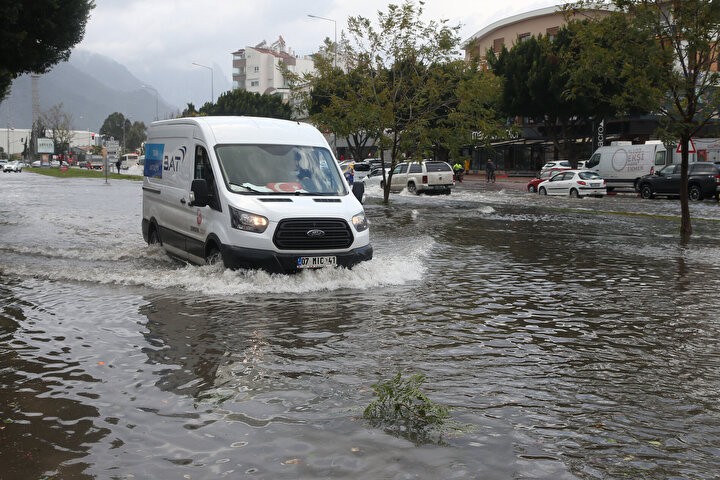 Antalya’da sağanak yağışın etkisiyle tramvay hattına yıldırım düştü