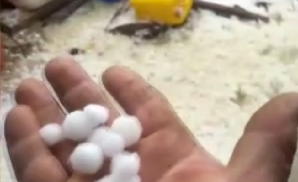 Antalya’da sağanak yağmur sonrası dolu yağdı