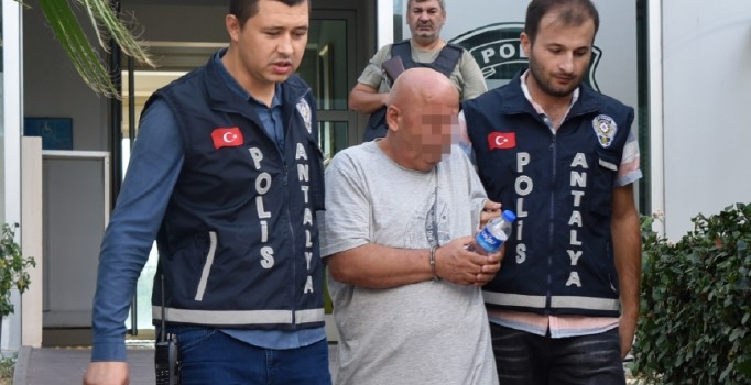 Antalya'da sahte doktor operasyonla yakalandı