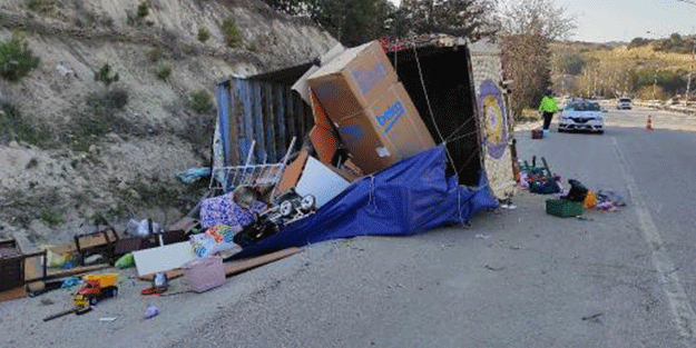 Antalya'da şarampole devrilen kamyonetteki çocuk yaşamını yitirdi