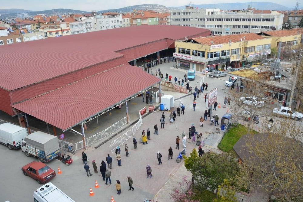 Antalya’da semt pazarında 1 kilometrelik kuyruk 