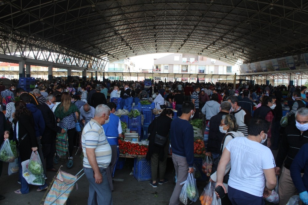 Antalya’da semt pazarında Ramazan öncesi son pazar ve kısıtlama yoğunluğu 