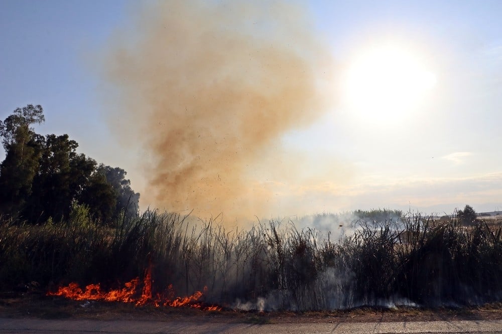 Antalya’da seraları tehdit eden sazlık yangını korkuttu 