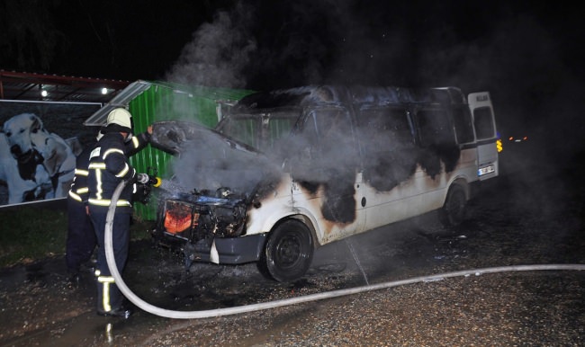 Antalya'da seyir halindeki minibüs yandı