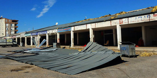 Şiddetli fırtına çatıları uçurdu