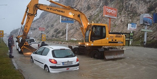 Antalya'da şiddetli fırtına hayatı felç etti