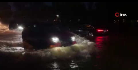 Antalya'da şiddetli yağmur araçları yolda bıraktı