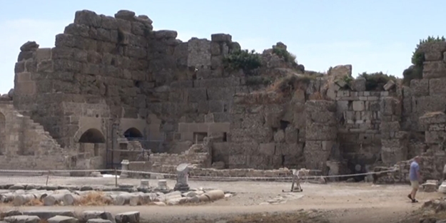 Antalya'da Side Antik Kenti, binlerce yıllık tarihe ışık tutuyor