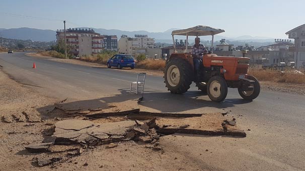 Antalya'da sıkışan metan gazı rögar kapağını patlattı, asfalt parçalandı