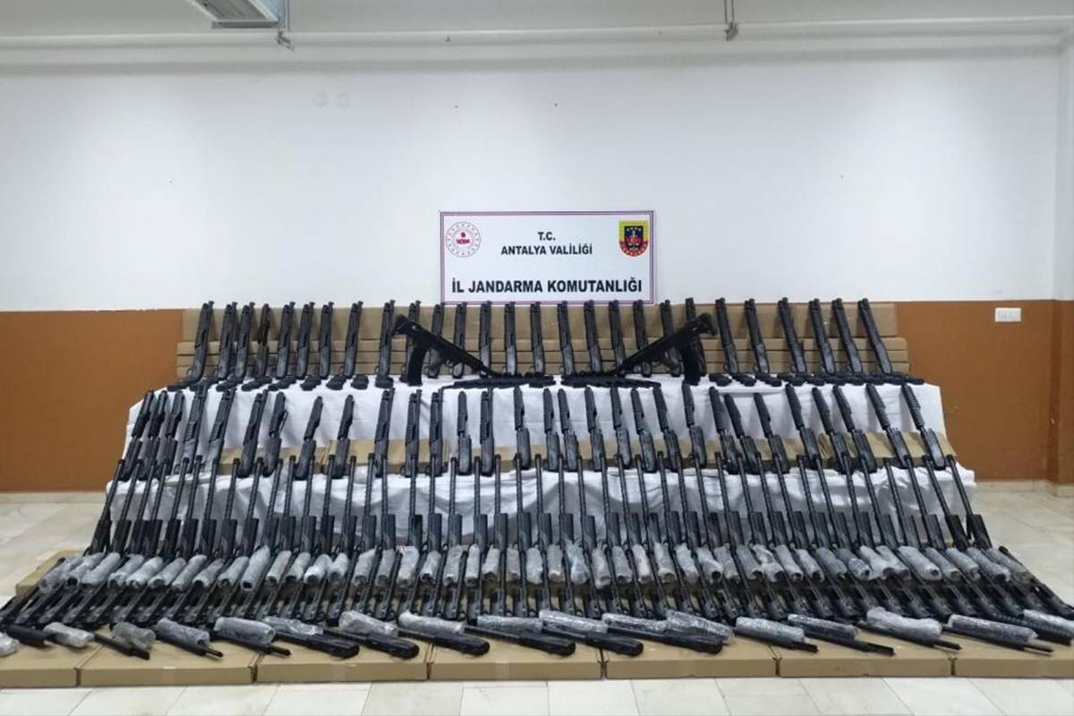 Antalya'da silah kaçakçılarına operasyon: 154 tüfek ele geçirildi