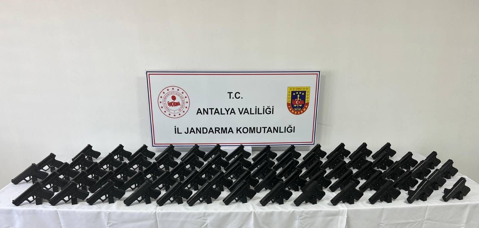 Antalya’da şok baskın! Silah kaçakçılığına geçit yok