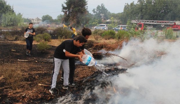 Antalya'da sosyal medyada gördükleri yangına bidonlarla koştular