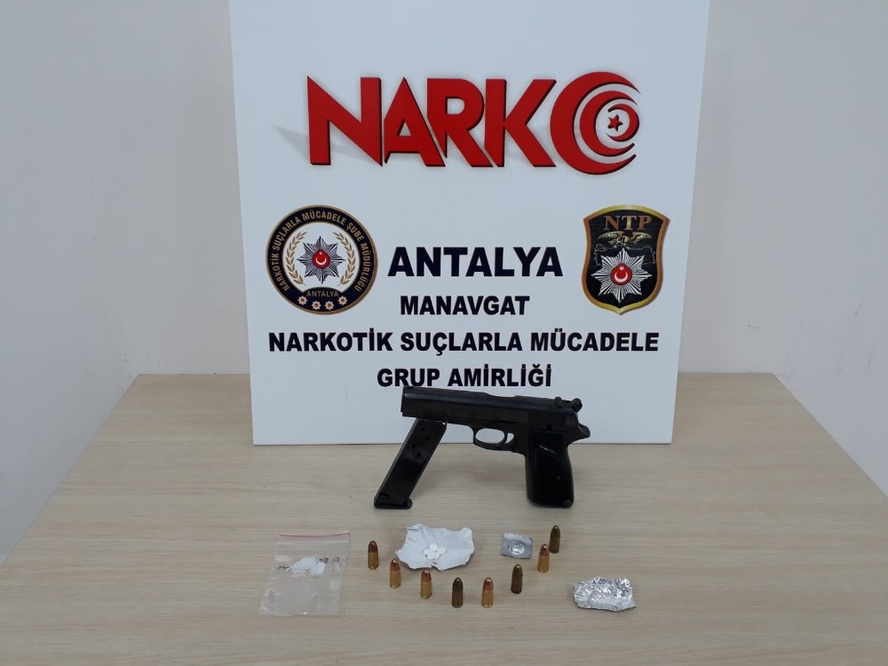 Antalya’da şüpheli araçtan uyuşturucu ve silah çıktı 