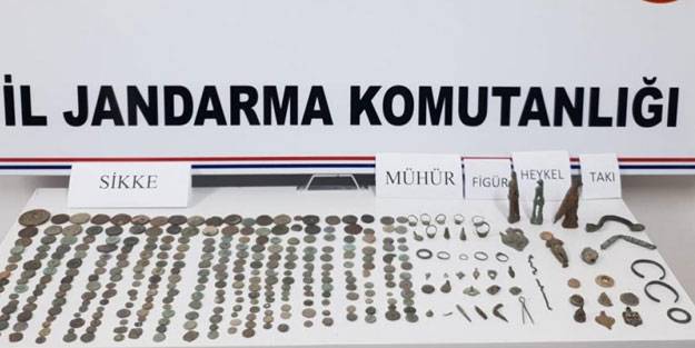 Antalya'da tarihi eser kaçakçısının üzerinden servet çıktı