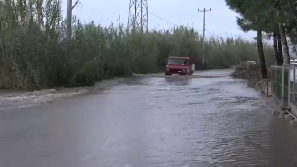 Antalya’da taşan dere yolu kapattı, vatandaşlar evine dönmekte zorlandı 